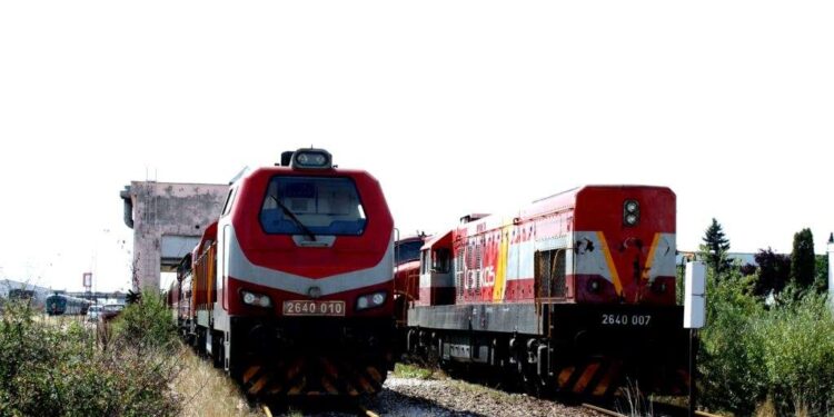 Prishtinë: Treni godet veturën, lëndohet një person