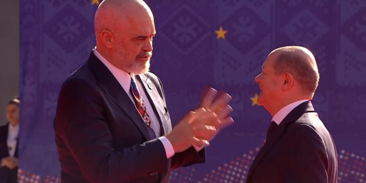 Kancelari gjerman mbërrin në Tiranë