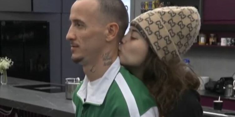 Vivien e puth nga pas, Getinjo emocionohet: Po më lëshojnë këmbët (VIDEO)