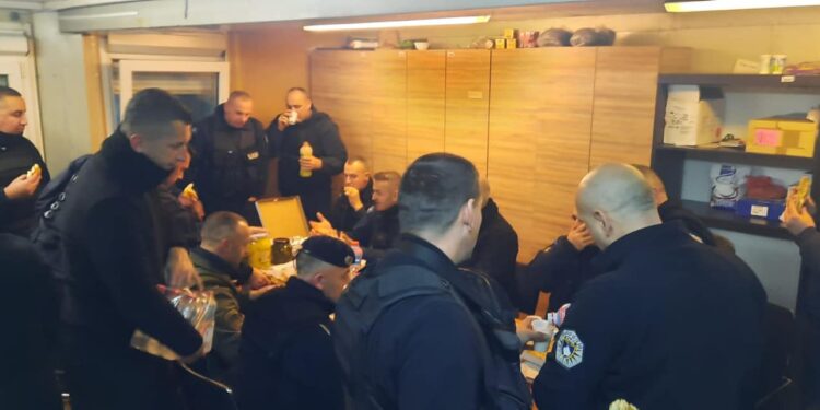 Ministri Xhelal Sveçla krenohet se një lokal në Prishtinë u dërgoi policëve pica, speca turshi e ajran