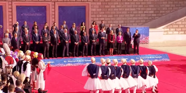 Macron e Scholz shijojnë performancën e valles shqiptare: Shihni reagimin e Vuçiqit