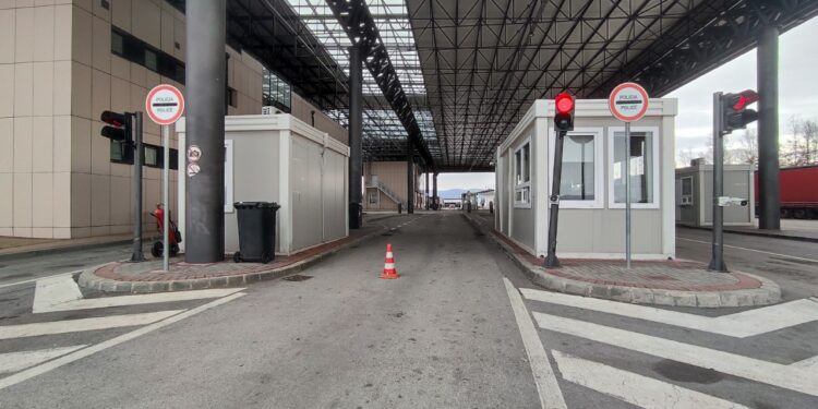 Pikë kalimi në Merdarë vazhdon të jetë i mbyllur, barrikadat nuk kanë filluar të largohen