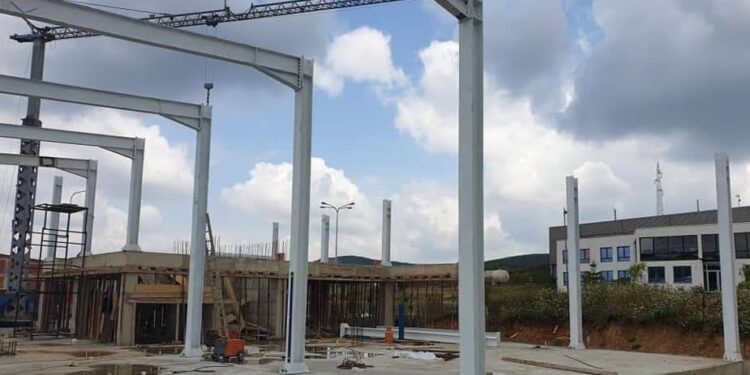 Kërcet grushti në fabrikën e metalit te Parku i Biznesit, një punëtor dërgohet në gjendje të rëndë në spital