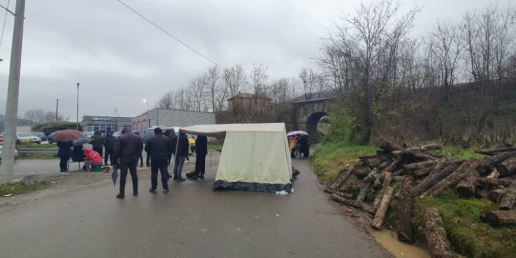 Dita e tetë që serbët e veriut kanë bllokuar rrugët me barrikada, situata mbetet e qetë
