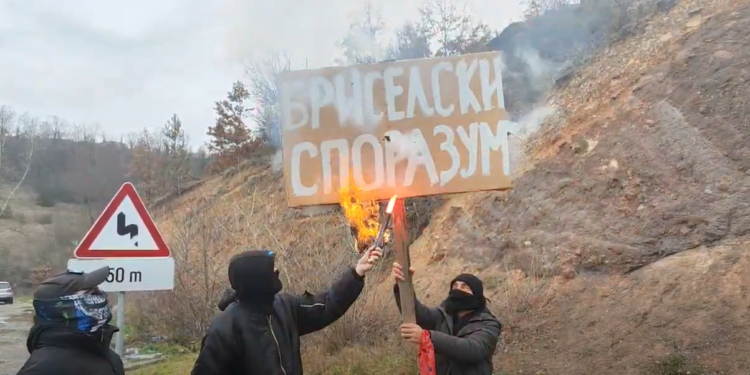 Protestuesit serbë afër Jarinjës ‘i fusin flakën’ një pankarte, paraqesin hartën e Kosovës me flamur serb (Pamje)