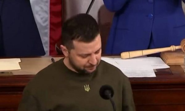 Dikush në Kongresin Amerikan bërtet “Lavdi Ukrainës”, Zelensky mezi i mban lotët