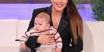 “Qava nga gëzimi kur e pashë”, këngëtarja shqiptare flet për herë të parë pas lindjes së djalit