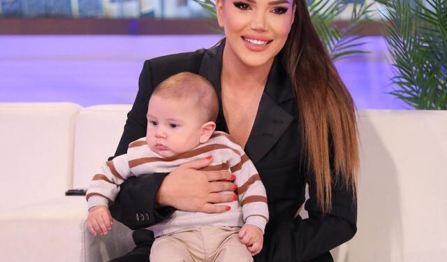 “Qava nga gëzimi kur e pashë”, këngëtarja shqiptare flet për herë të parë pas lindjes së djalit