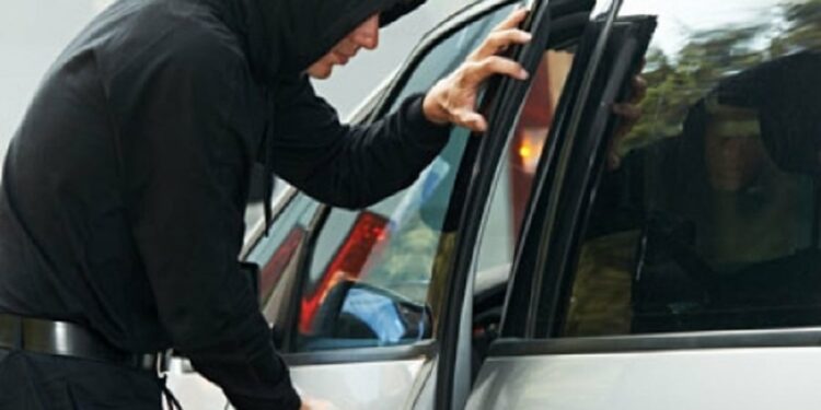 Hajni vjedh një veturë nga parkingu i Viva Fresh, pronari i harroi çelësat brenda