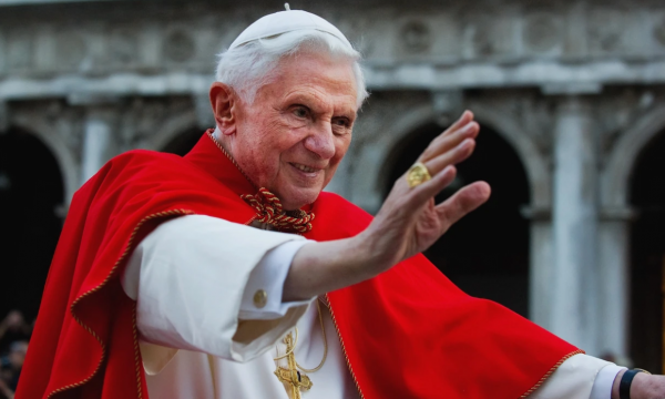 Vdes ish-Papa Benedikti XVI në moshën 95 vjeçare