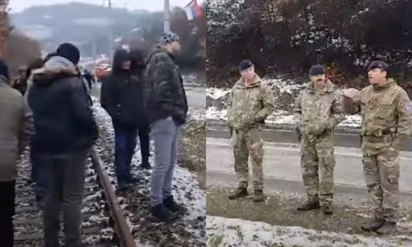 Ushtarët britanikë të KFOR-it shkojnë pranë barrikadave, i pyesin serbët se kush po i drejton ato