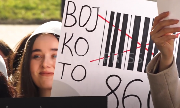 Me plis në kokë, studentët e UP-së protestojnë për bojkotimin e produkteve serbe