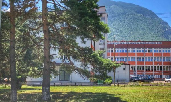 Suspendohen shtatë punonjës të Spitalit të Pejës për rastin e foshnjës së vdekur që u fut në lavatriçe