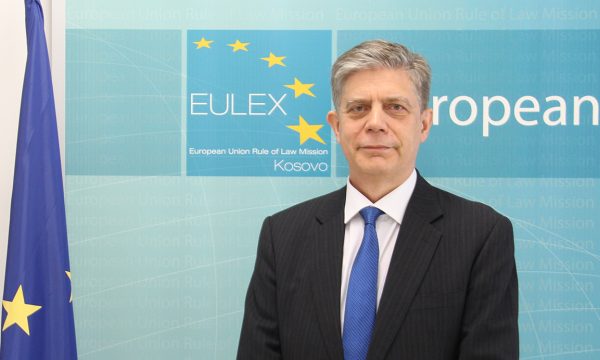 Shefi i EULEX-it: Patrulla jonë u sulmua duke iu afruar barrikadave të Rudarit, aty kishte serbë të maskuar dhe të armatosur