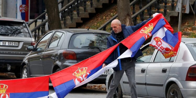 Serbët lëshojnë sirenën për mobilizim, në momentin kur zyrtarë të KQZ shkojnë në Veri