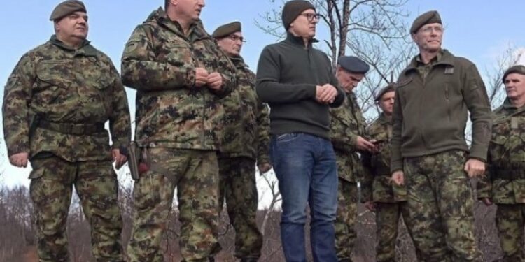 Ministri i Vuçiqit i afrohet kufirit me Kosovën, thotë se ushtria është në nivel të lartë gatishmërie