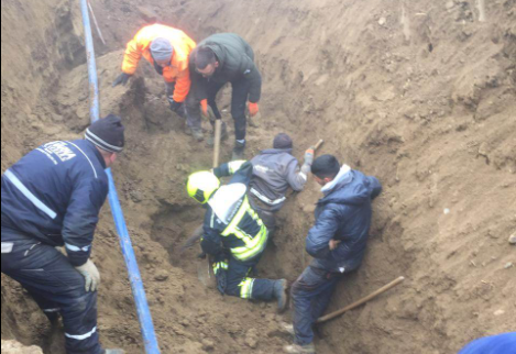 Zjarrfikësit ia shpëtojnë jetën një personi, u shemb dheu dhe e zuri në kanal