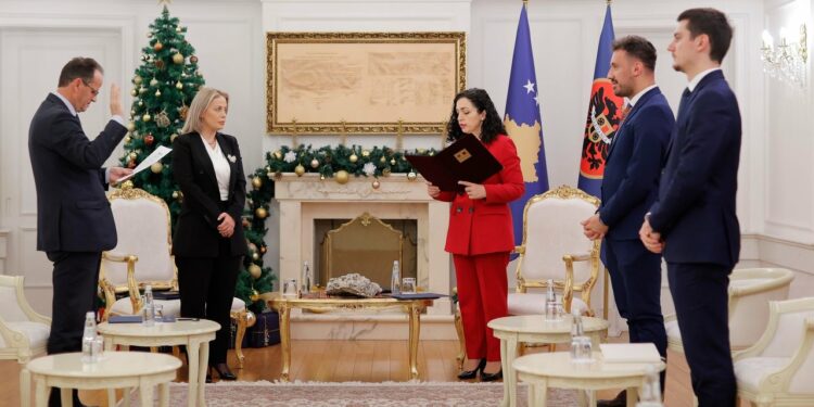 Enver Peci betohet si gjyqtar i Gjykatës Kushtetuese para Presidentes
