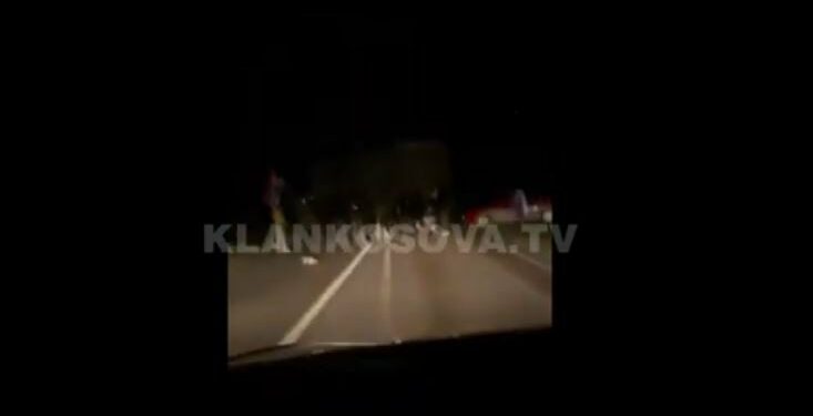 Barrikada afër Merdares, bllokohen mërgimtarët (VIDEO)