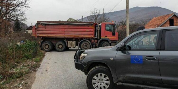 Zëvendësimi i policëve të bllokuar në Leposaviq, EULEX konfirmon se u bë me ndihmën e tyre