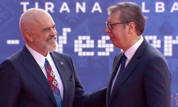 Tha se nuk do të shkonte në Samit, Vuçiq shfaqet i buzëqeshur krah Ramës në Tiranë