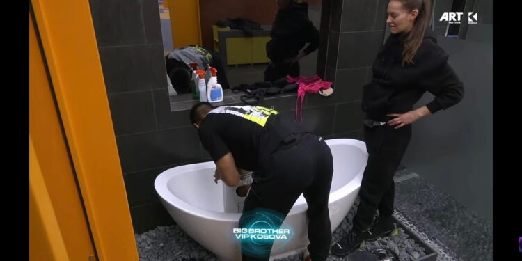 Gresa dhe Andi aktivizohen, bashkë pastrojnë banjon e shtëpisë