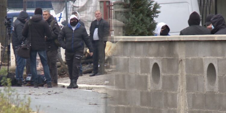 LAJMI I FUNDIT: Persona të maskuar në Leposaviq sulmojnë punëtorin shqiptar, e kërcënojnë me armë zjarri dhe ia dëmtojnë automjetin