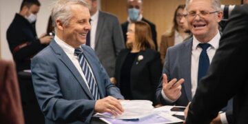 “Shumë futboll – pa politikë”, Rohde dhe Bislimi përballen në futboll