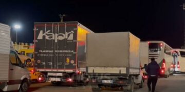 Kaos në Portin e Durrësit, mbi 100 kamionë e autobusë bllokohen