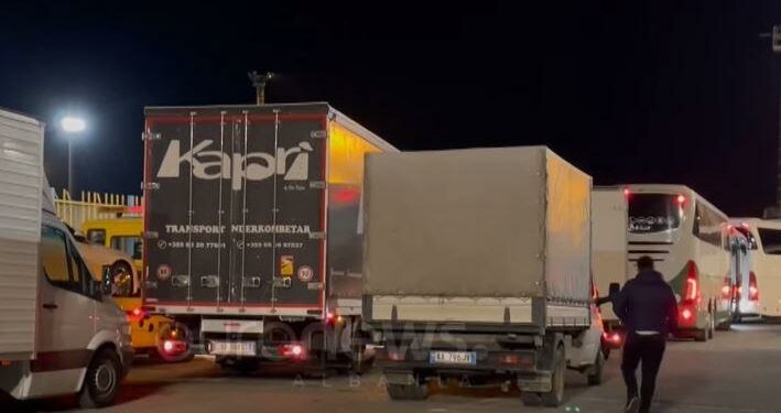 Kaos në Portin e Durrësit, mbi 100 kamionë e autobusë bllokohen