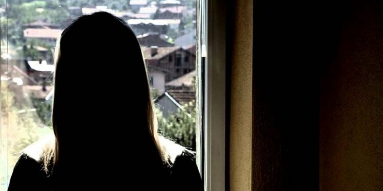 E mitura në Klinë denoncon një burrë në Polici, dyshohet se i premtoi martesë në këmbim të seksit
