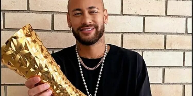 Neymar merr trofeun në emër të Pele dhe “thur” elozhe për legjendën: Ai që e bëri futbollin mbretërinë e tij