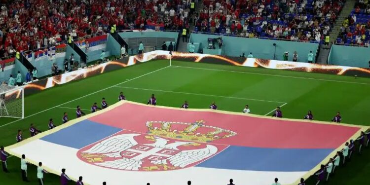 The Guardian: Tifozët e Serbisë ‘shfaqën slogane fashiste dhe kënduan për vrasjen e shqiptarëve’