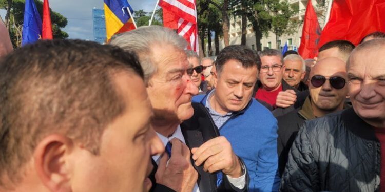 Sali Berisha goditet me grusht në protestë, gjakoset në fytyrë