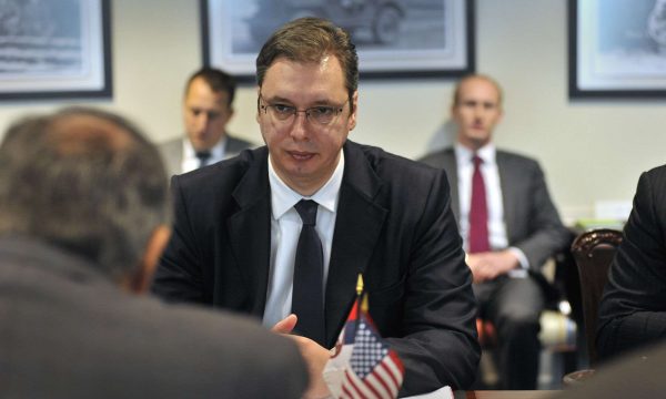 Gazetari italian: Aleksandar Vuçiq riktheu tensionin Serbi-Kosovë për të kërkuar shkëmbime territoresh