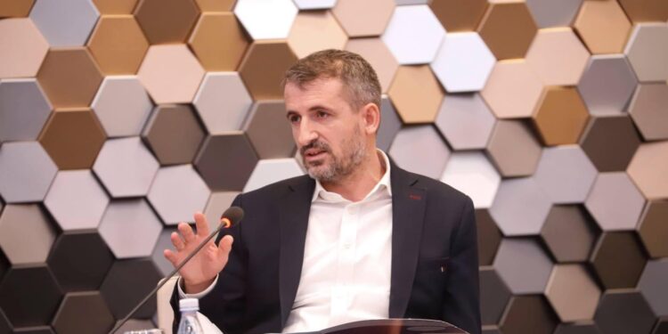 Miftaraj: Nesër është një ditë e mirë që KFOR t’i heqë barrikadat