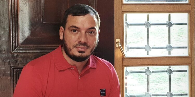 Hoxha i famshëm rrahu gruan e dytë, policia dyshohet që manipuloi prokurorin për mbylljen e rastit