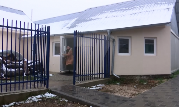 Nga veriu në jug, nxënësit shqiptarë zhvendosen për të mbajtur mësimin