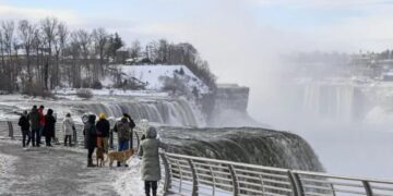 Acari e shndërron ujëvarën Niagara në spektakël dimëror