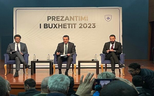 Kurti prezantoi buxhetin për vitin 2023 para qytetarëve të Gjakovës