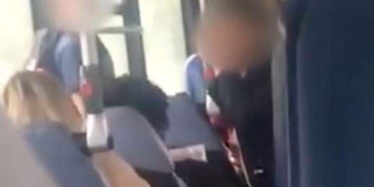 E tmerrshme: 62-vjeçari ngacmon seksualisht një vajzë në autobusin nga Mitrovica