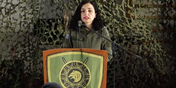 Presidentja Osmani me uniformë ushtarake në FSK, kërkon gatishmëri për t’i dal zot Atdheut