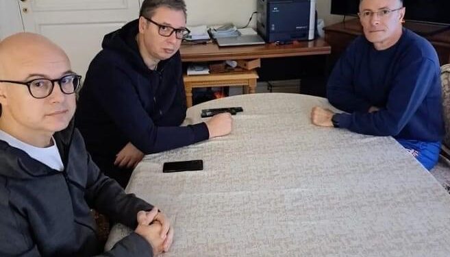 Provokon Vuçiq, poston fotografi me shefat e ushtrisë serbe