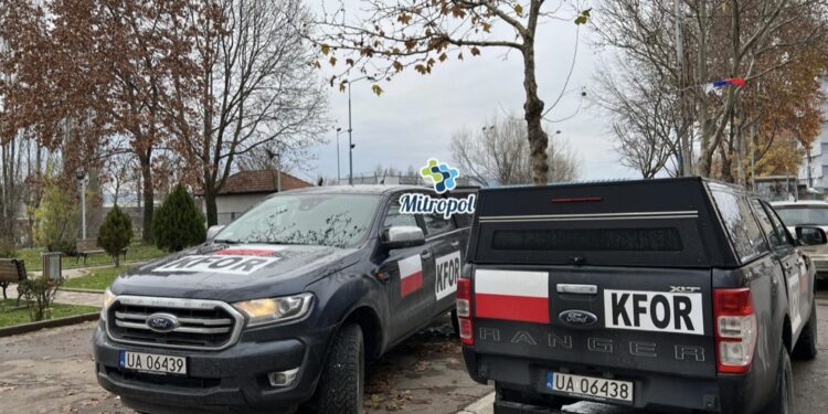 Një veturë godet automjetin e KFOR-it në Leposaviq dhe largohet nga vendi i ngjarjes