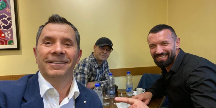 ”Me çlirimtarët dhe tmerrin e Serbisë”, avokati Tomë Gashi poston foto me Bekim Shytin e Komandant Shkupin