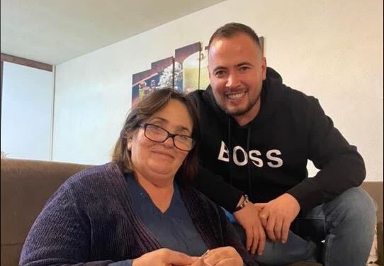 Dedikimi emocional i ‘Tigrit’ për nënën e tij: Më mirë bukë, kripë e zemër pranë saj, se darka luksoze në kryeqytet