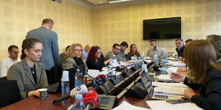 Bajrami përplaset me deputetët e VV-së, ia përmend zgjedhjen e drejtorit në “Iber Lepenc” Faruk Mujka