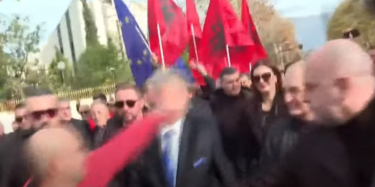 Eskalon protesta e opozitës, një person godet me grusht Sali Berishën