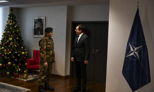 Kurti e pret në takim Komandantin e KFOR’it, flasin për heqjen e barrikadave