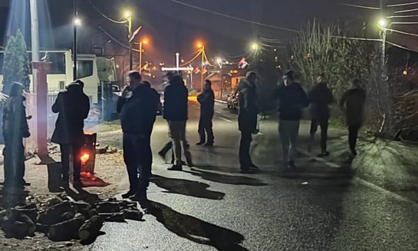 Serbët po e presin Rakiqin në barrikadën e Rudarës